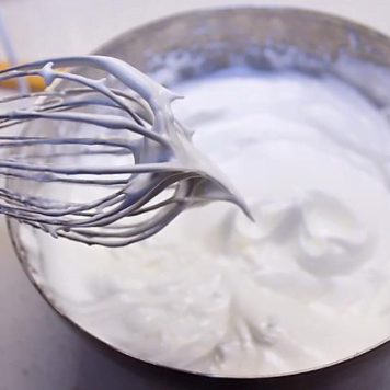 桃心草莓蛋糕，滿滿的草莓香氣，漂亮又美味